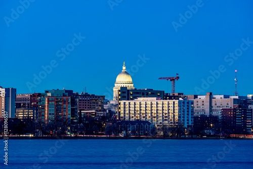 Obraz na płótnie Downtown Madison, WI and the Wisconsin State Capitol Building behind Lake Monona at Twilight w salonie