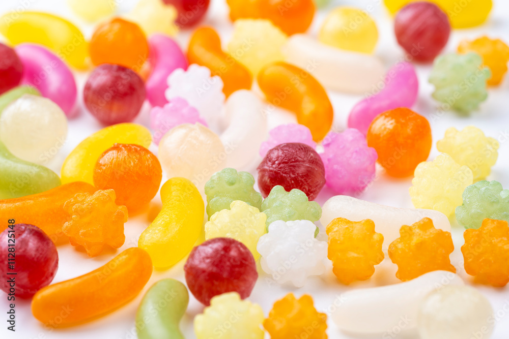 白背景に並ぶ色とりどりのキャンディとお菓子 白背景に並ぶ色とりどりのキャンディとお菓子