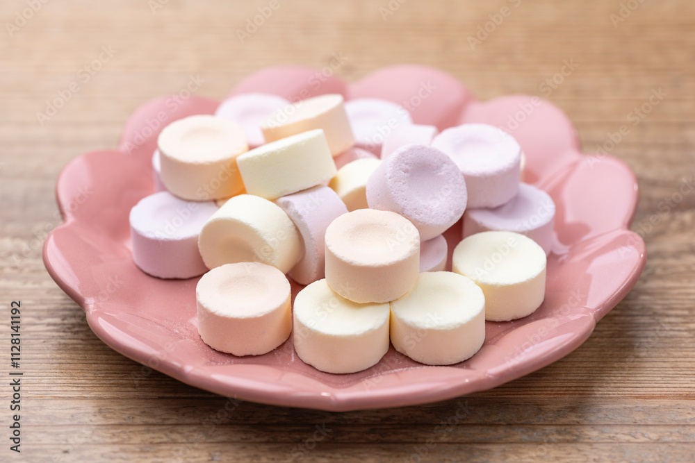 ピンクの皿に盛られたラムネ菓子 ピンクの皿に盛られたラムネ菓子