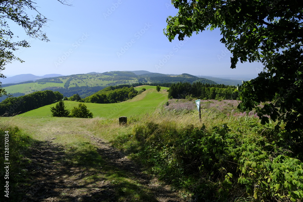 Landschaft am Himmeldunkberg im Bioshärenreservat Rhön zwischen Hessischer Rhön und Bayerischer Rhön, Deutschland Landschaft am Himmeldunkberg im Bioshärenreservat Rhön zwischen Hessischer Rhön und Bayerischer Rhön, Deutschland