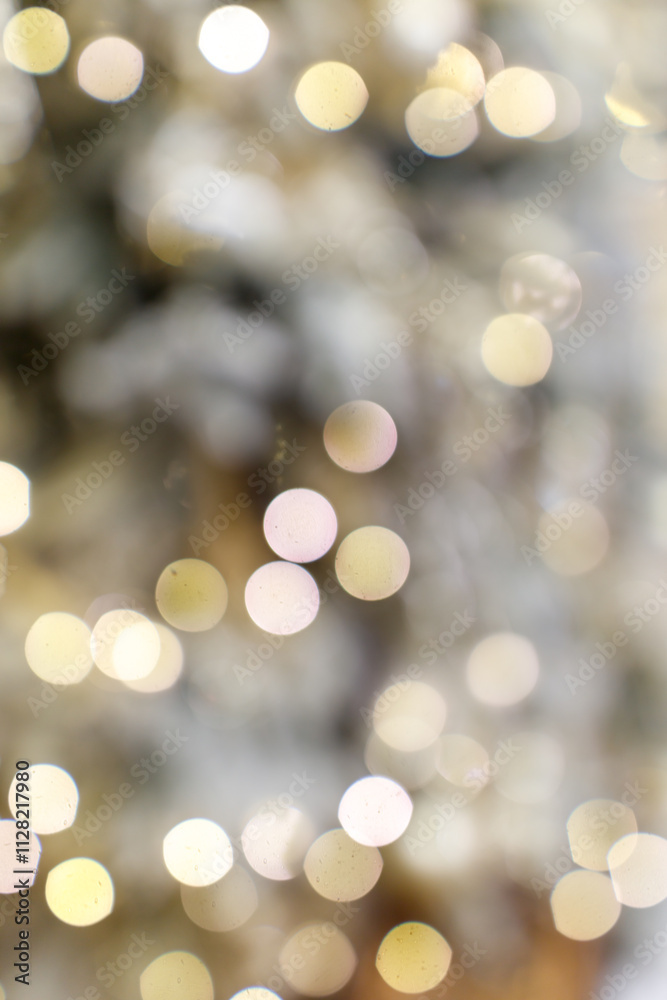 Obraz premium A blurry image of a Christmas tree with many small, glowing lights