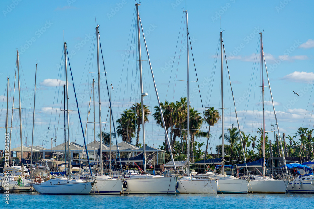 Obraz premium Voiliers amarrés dans le port de Syracuse