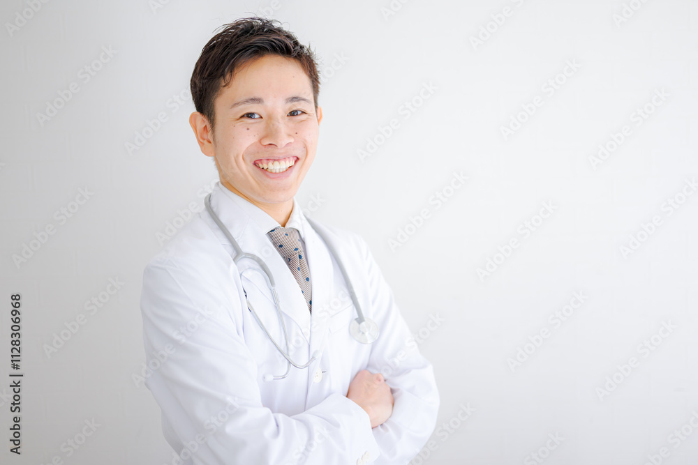 腕組みする医師 腕組みする医師
