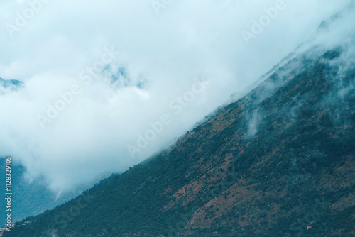 Fotografia Dense fog creates a moody and atmospheric mountain scene