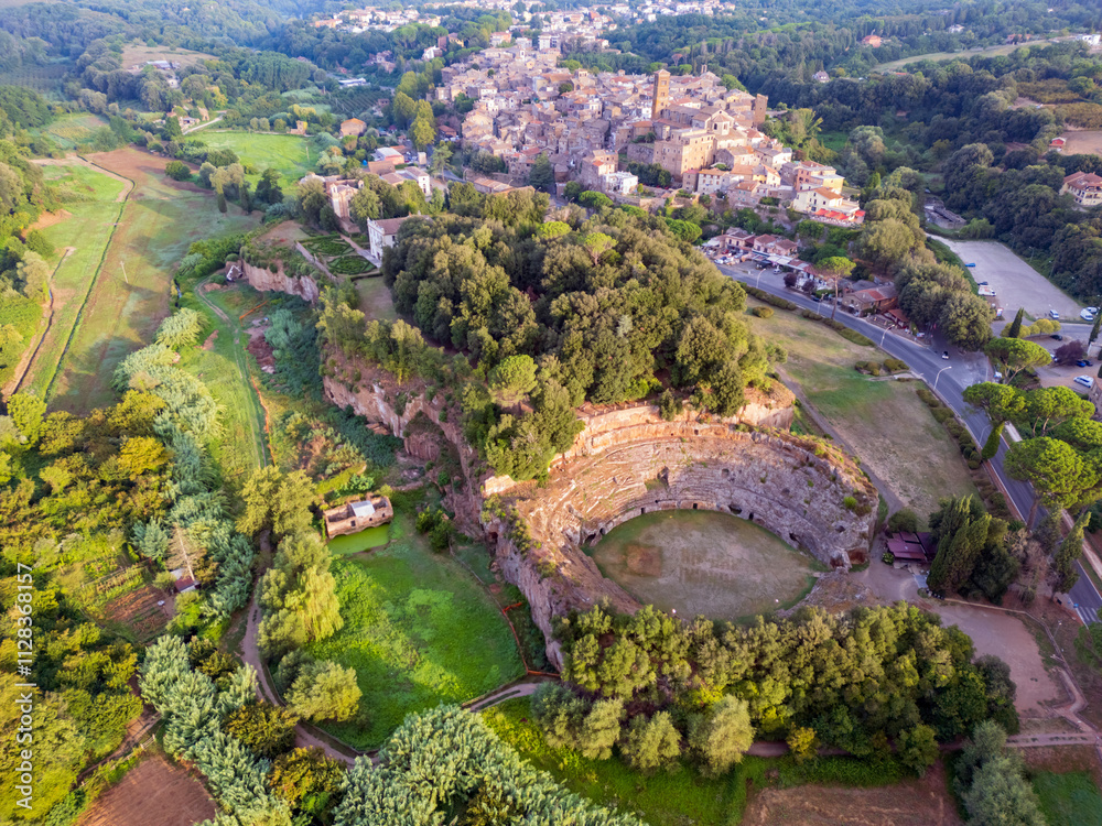 Vista aerea dell'Anfiteatro Romano di Sutri. Storia e paesaggio antico