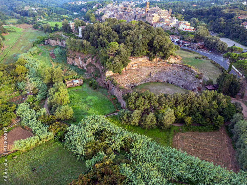 Vista aerea dell'Anfiteatro Romano di Sutri. Storia e paesaggio antico