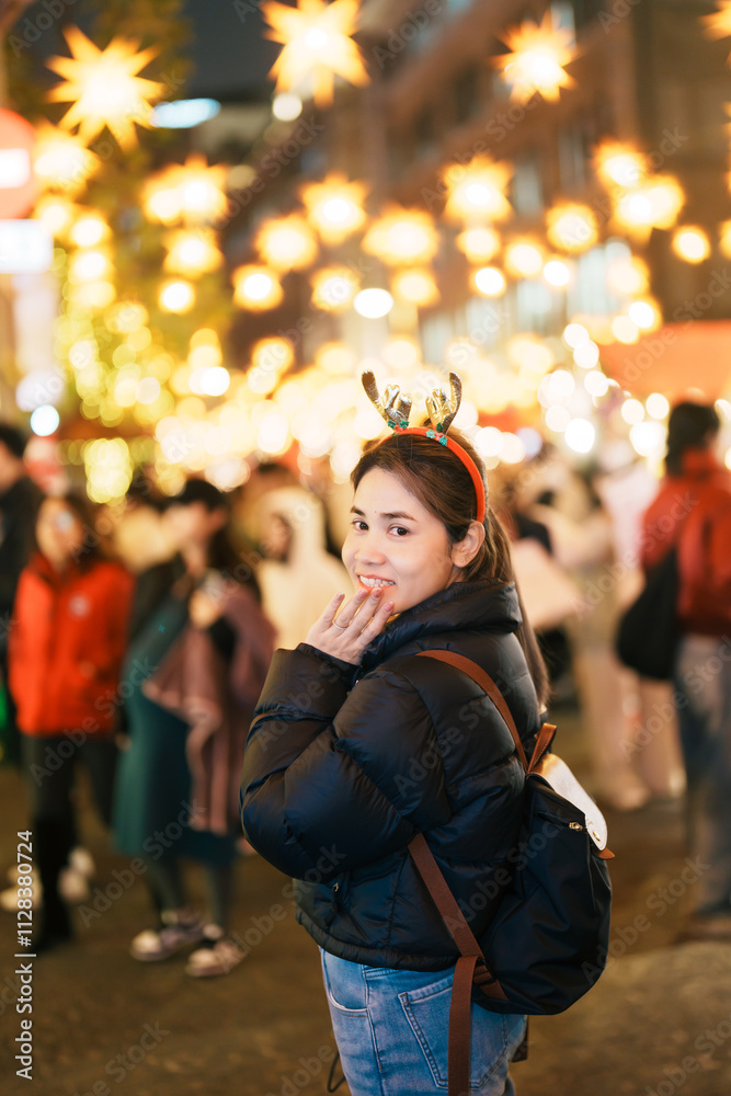 Obraz premium happy tourist woman stands on a German christmas market . Merry Christmas, holiday and happy New Year concept