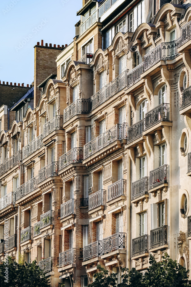 Obraz premium Paris, France - 15 July 2021: Historic Haussmannian buildings in the 7th arrondissement near the Eiffel Tower