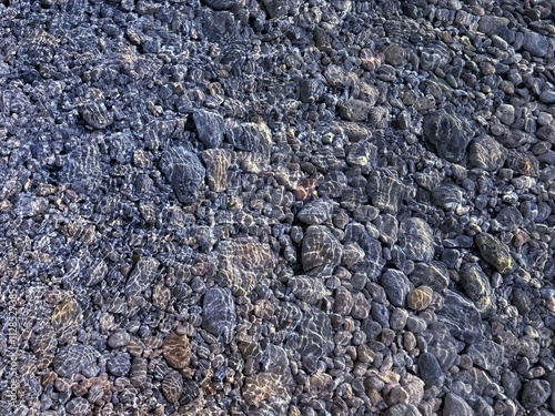 Canvas Print Pebbles and stones in transparent water.