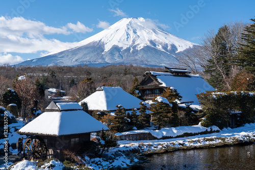 忍野八海から見る冬の富士産の風景