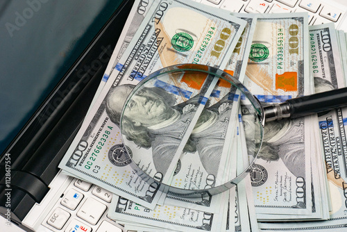Fotografía Close up of dollar banknotes and magnifying glass on chart background