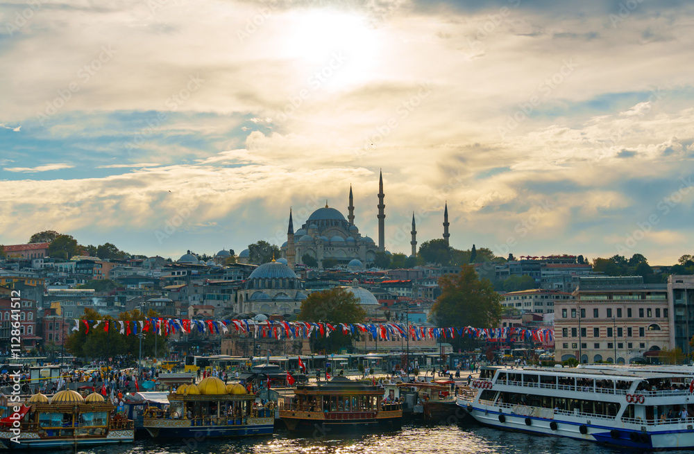 Obraz premium cityscape of Istanbul, Turkey, view to the Golden Horn Bay and architecture of city and ships and Bosphorus shore against the sunset sky, a popular tourist destination