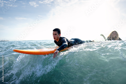 Quadro su tela Fit couple surfing at sunset