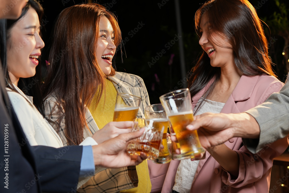 Friends are celebrating at a party, nightclubs are raising wine glasses to celebrate friendship. Friends are celebrating at a party, nightclubs are raising wine glasses to celebrate friendship.