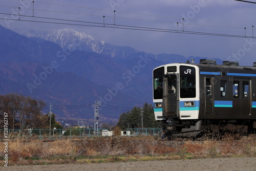  美しい北アルプスの山々に見守られながらのんびりと走る大糸線211系電車_2023/11/24撮影