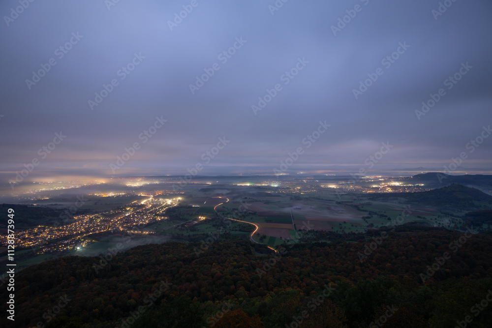 Blaue Stunde und Nebel im Tal. Ausblick vom Breitenstein ( Ochsenwang ) Schwäbische Alb, Landkreis Esslingen. Blick Richtung Kirchheim unter Teck und Bisssingen an der Teck. Blaue Stunde und Nebel im Tal. Ausblick vom Breitenstein ( Ochsenwang ) Schwäbische Alb, Landkreis Esslingen. Blick Richtung Kirchheim unter Teck und Bisssingen an der Teck.