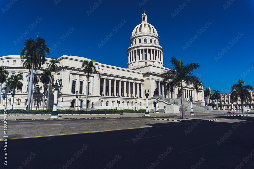 Obraz premium Iconic Capitolio Building of Havana Surrounded by Historic City Views