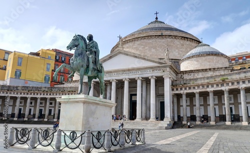 Fotografie Piazza del Plebiscito à Naples avec le palais royal et la basilique di san franc