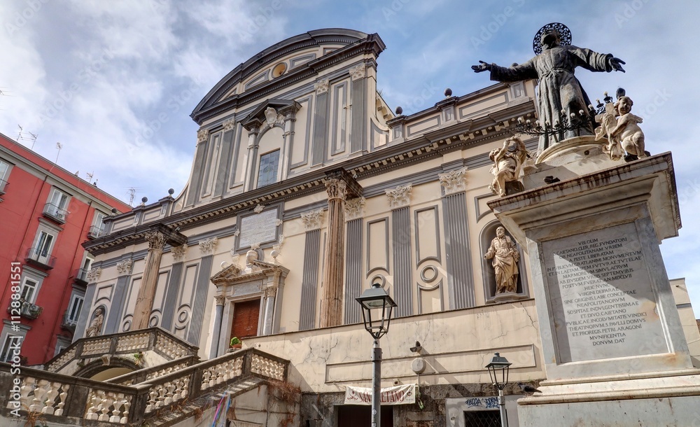 Obraz premium dans les rues de Naples en Italie, églises et palais