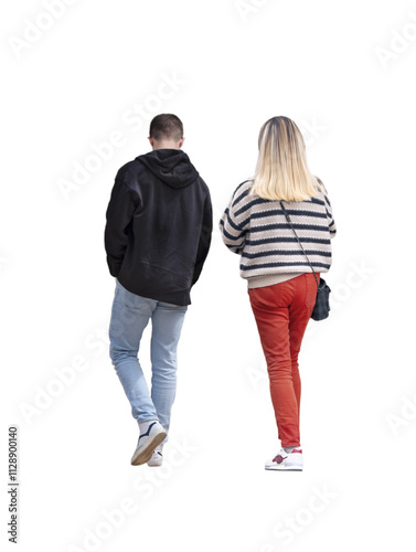 Jeune couple vu de dos marchant en extérieur à la mi-saison, homme en sweat noir et jean clair, femme en pull rayé et pantalon rouge, sac en bandoulière, démarche détendue