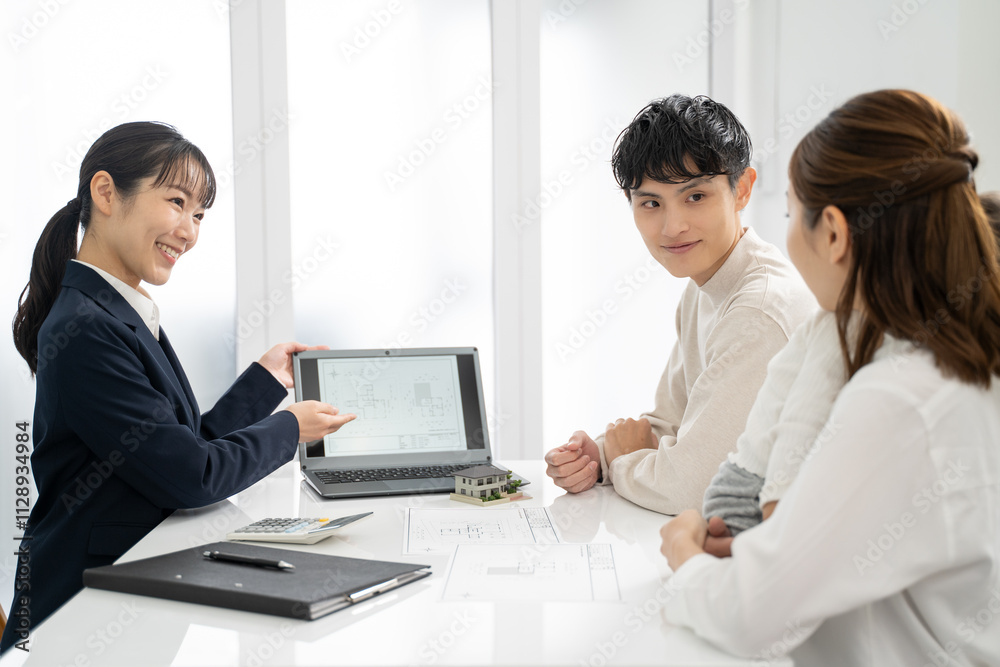 家の設計について打合せをするビジネスウーマン 家の設計について打合せをするビジネスウーマン