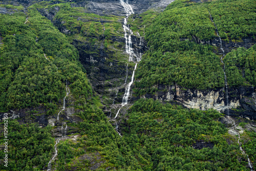 Obraz na płótnie Wasserfall im Geirangerfjord in Norwegen w salonie