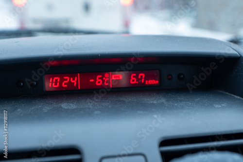 Obraz na płótnie Car temperature gauge at -6 degrees Celsius with ice symbol w salonie