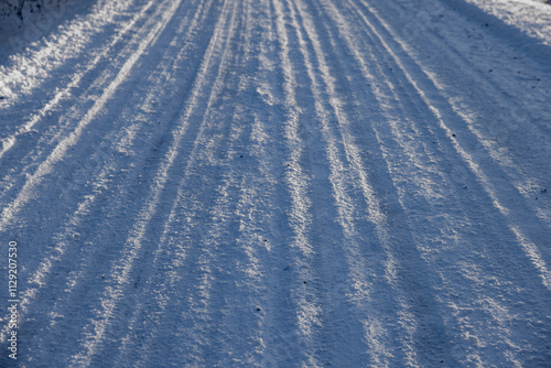 Schneefahrbahn mit fahrspuren auf einer autostrasse