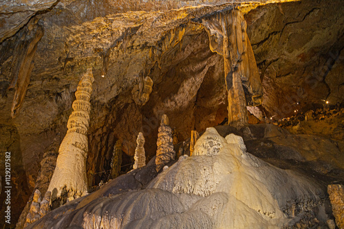 Stalagmiten in der Tropfsteinhöhle von  Réclère, Kanton Jura, Schweiz