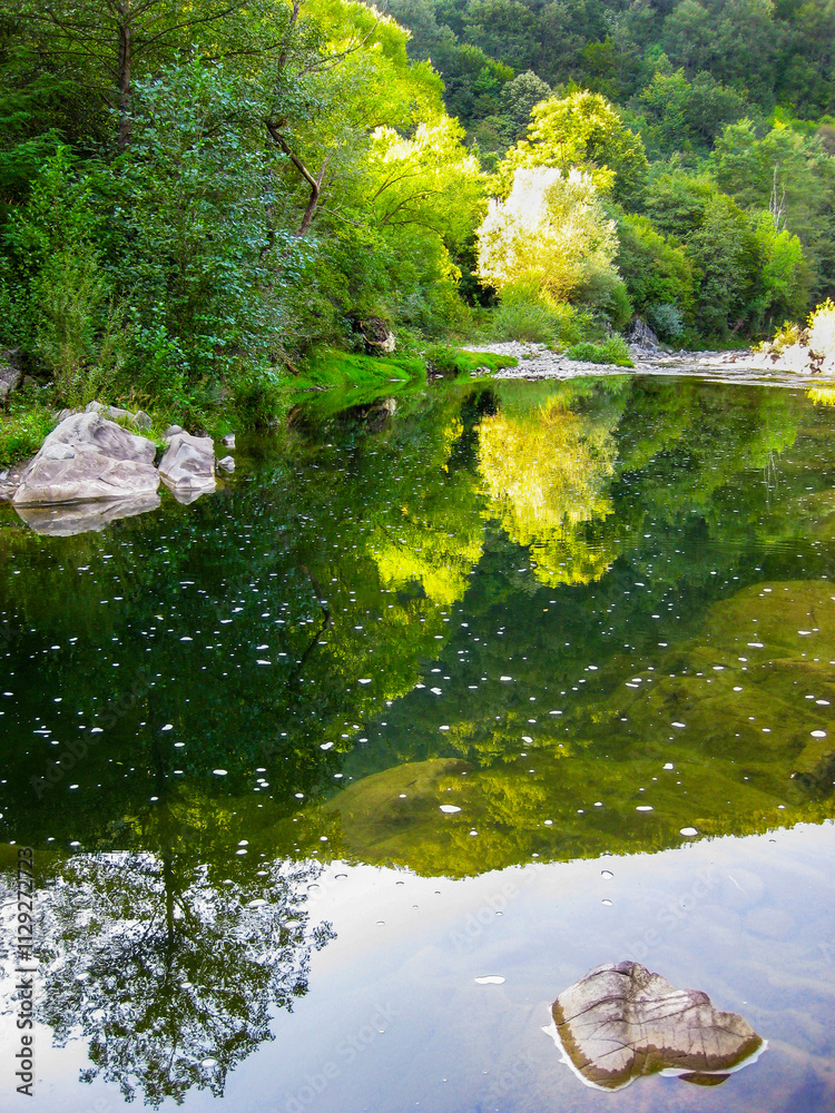 Φωτογραφία Sunny September view of waters of Vidima River at the pool called Priboy, near t