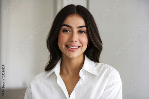 Mujer morena sonriente mirando a cámara. Generado con IA