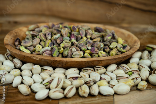 geschälte Pistazien Pistacia vera auf Olivenholz photo