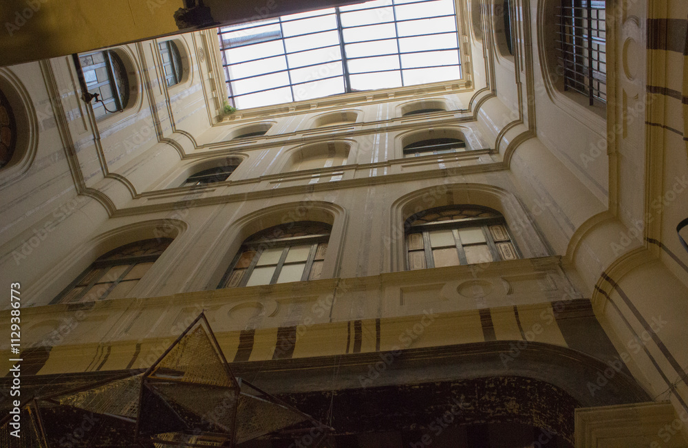 Obraz premium an ancient building built in a circle, with arched openings