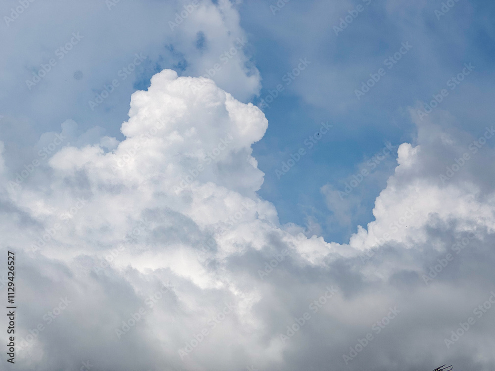 Obraz premium Big clouds floating in the sky Forming together into rain clouds in the afternoon
