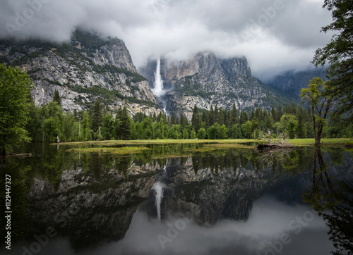 Obraz na płótnie Upper Yosemite Falls with mirror image in Merced River, Yosemite National Park, California w salonie
