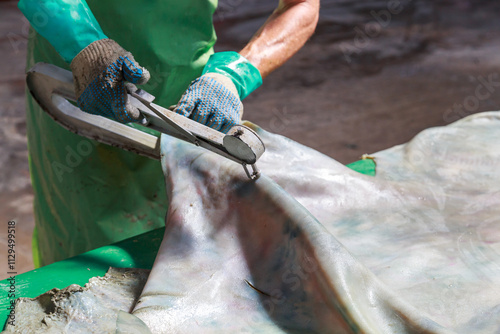 Tapet Control measurement of the leather thickness.