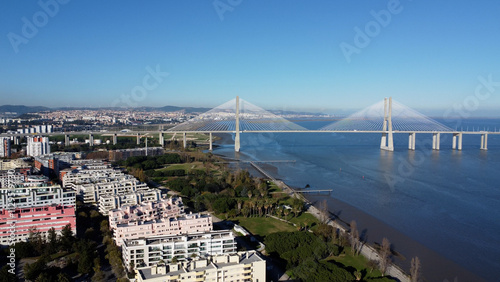 parque das nações torre arranha ceus rio tejo photo