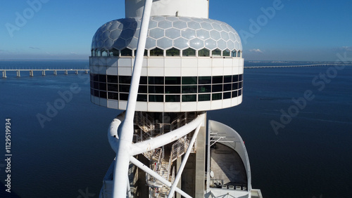 parque das nações torre arranha ceus rio tejo photo