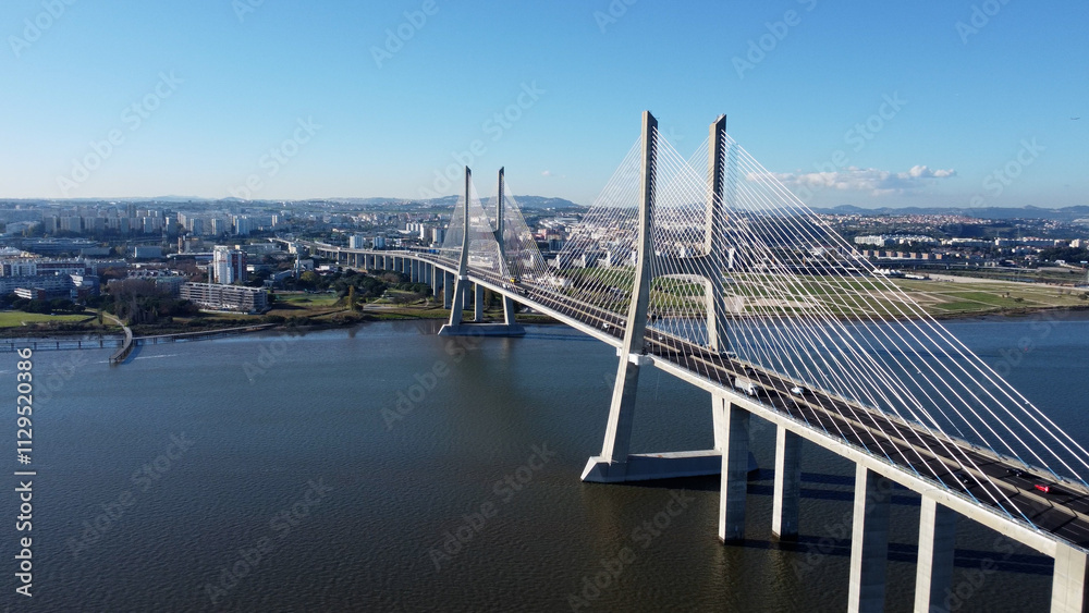 Fototapeta premium ponte vasco da gama lisboa, rio tejo