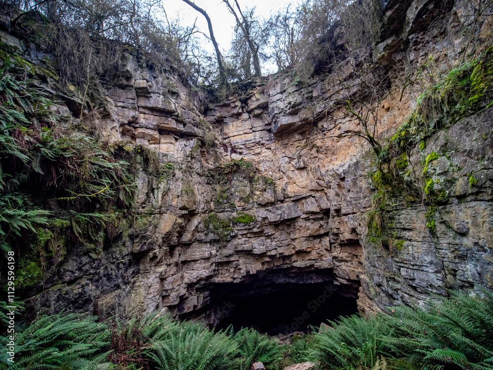 Fototapeta premium Das Eisiger Loch, Höhle im Muschelkalkstein