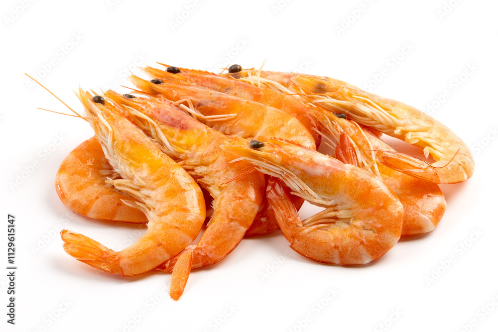 tas de crevettes roses, en gros plan, isolées sur un fond blanc tas de crevettes roses, en gros plan, isolées sur un fond blanc