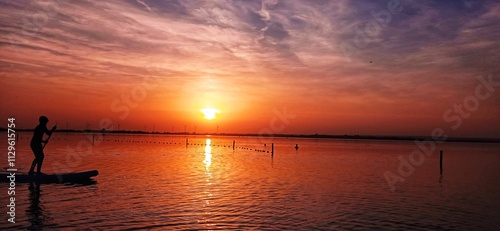 Sonnenuntergang am Dümmer See mit Pfähle im Wasser