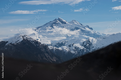 El volcán Tronador, con sus glaciares y nieve, se erige como un gigante en la Patagonia argentina, mostrando la majestuosidad de la naturaleza en un paisaje invernal sobre Bariloche photo