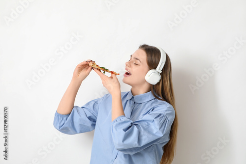 Teenage girl eating delicio...