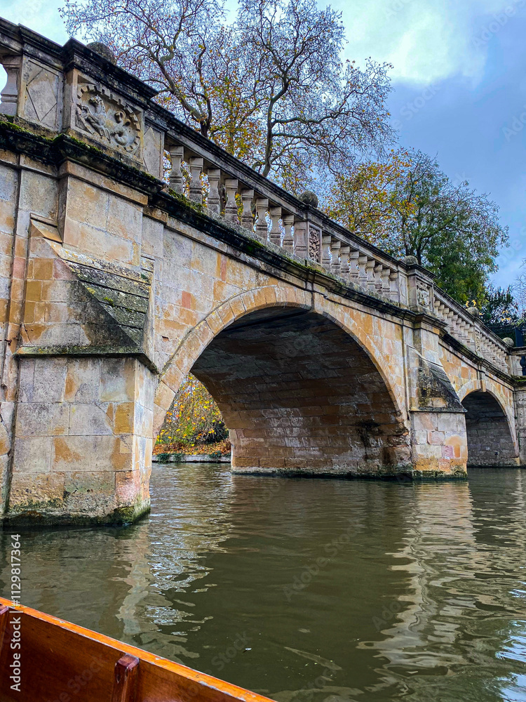 Obraz premium Serene Canoe View of an Historic Bridge in England