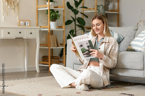 Young woman reading an inte...