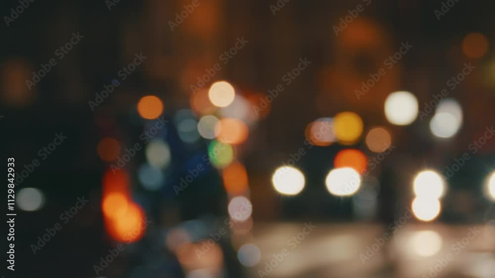 夜の繁華街に車が通り過ぎる都会の風景 東京の新宿 ぼかし 夜の繁華街に車が通り過ぎる都会の風景 東京の新宿 ぼかし