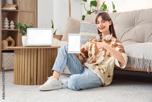 Young woman with blank tabl...