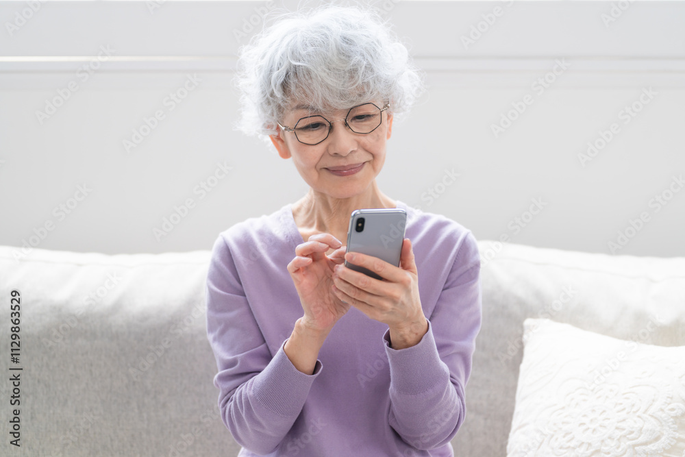 スマートフォンを操作しているシニア女性
スマートフォンを操作しているシニア女性