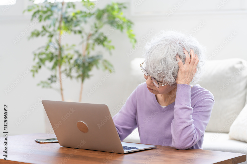 パソコンを操作しているシニア女性